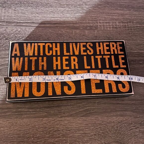 🆕 A Witch Lives Here W/Her Little Monsters Stand Alone Wooden Sign Orange & Blk - Picture 4 of 5
